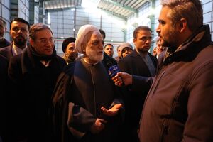 فیلم/ واکنش اژهای به نگرانیِ محافظش حین ذوبشدن آهن: نترس!