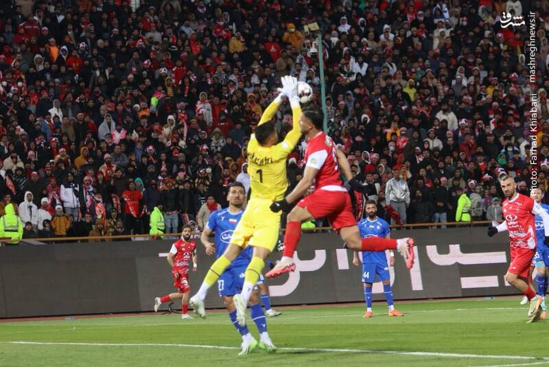 عکس/ دیدار استقلال و پرسپولیس در دربی ۱۰۵