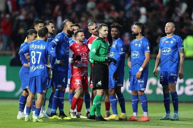 استقلالیها ناراحتند، یک لیوان آب بخورند!/ همین داور سر پرسپولیس را بریده اما میگویند پرسپولیسی است