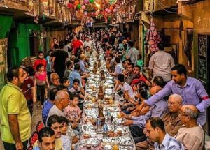 فیلم/ برپایی سفره سحری دسته‌جمعی در میان ویرانه‌ها در خان یونس