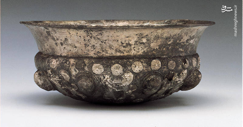 تصویری از کاسه نقره از دوره هخامنشی با ۸ صحنه نبرد مرد پارسی با شیر