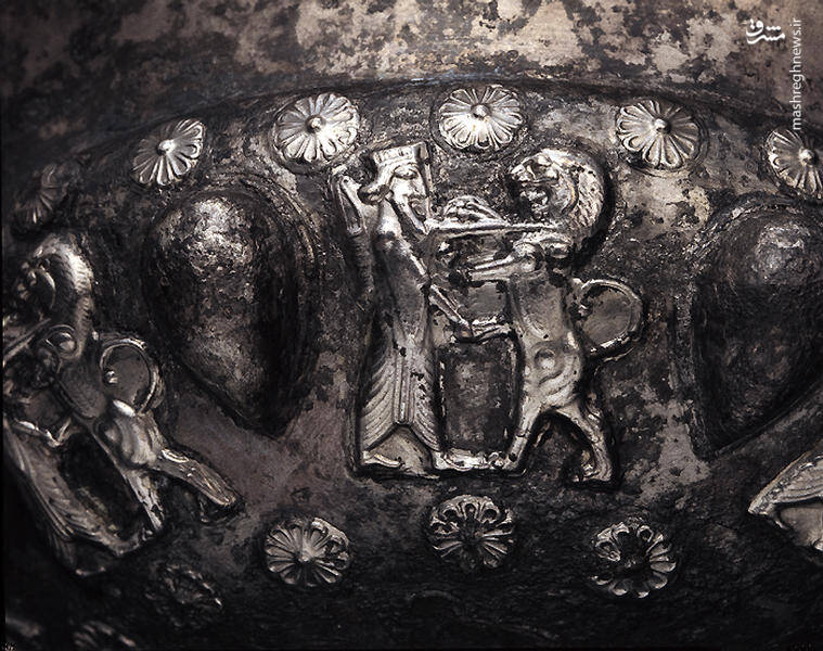 تصویری از کاسه نقره از دوره هخامنشی با ۸ صحنه نبرد مرد پارسی با شیر