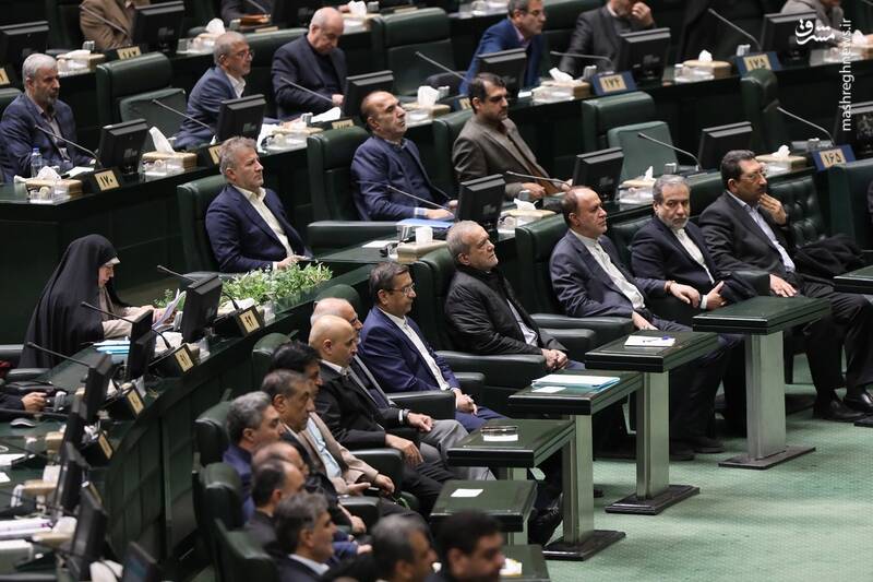 مجلس با ۱۸۲ موافق، رای اعتماد خود به همتی را پس گرفت