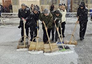 عکس/ برف‌روبی در حرم مطهر رضوی
