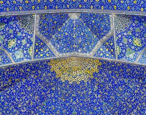 تصویری از کاشی‌کاری آسمانه‌ی مسجد جامع عباسی