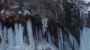 فیلم/ آبشار یخی در کجور نوشهر