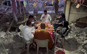 فیلم/ افطاری خانواده فلسطینی روی ویرانه‌ها در خان‌یونس