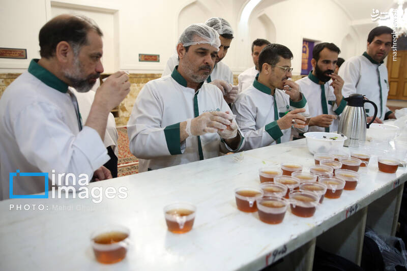 عکس/مراسم افطاری در حرم امام رضا (ع)
