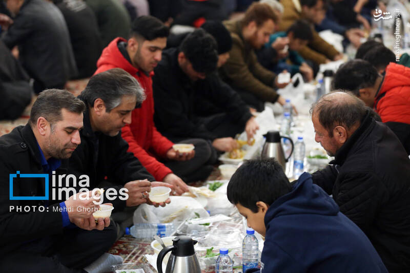 عکس/مراسم افطاری در حرم امام رضا (ع)