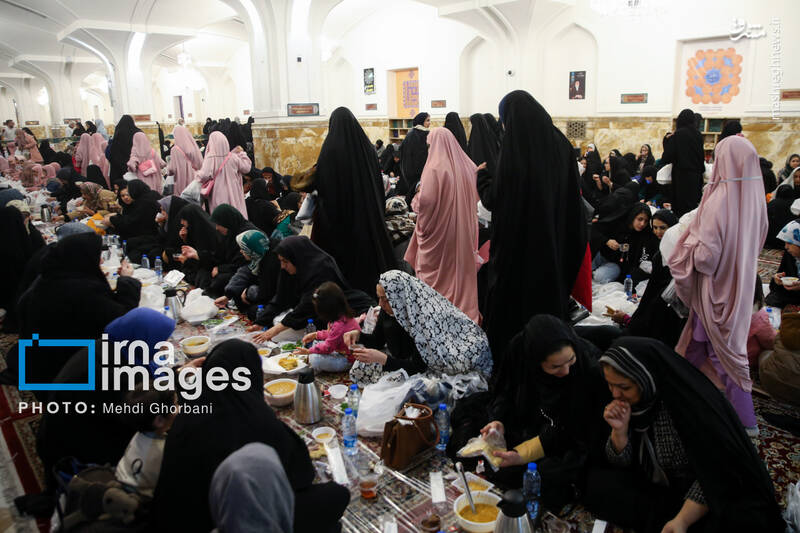 عکس/مراسم افطاری در حرم امام رضا (ع)