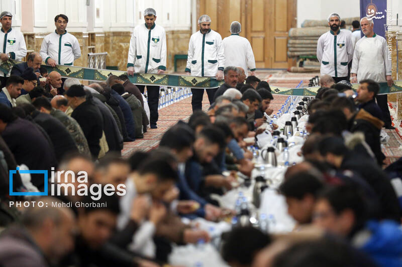 عکس/مراسم افطاری در حرم امام رضا (ع)