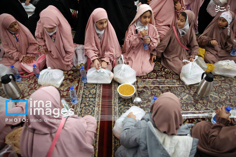 عکس/مراسم افطاری در حرم امام رضا (ع)