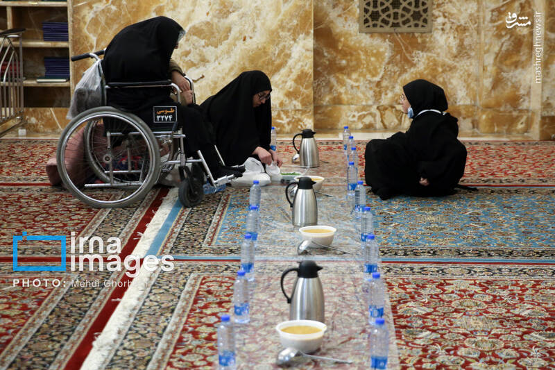 عکس/مراسم افطاری در حرم امام رضا (ع)