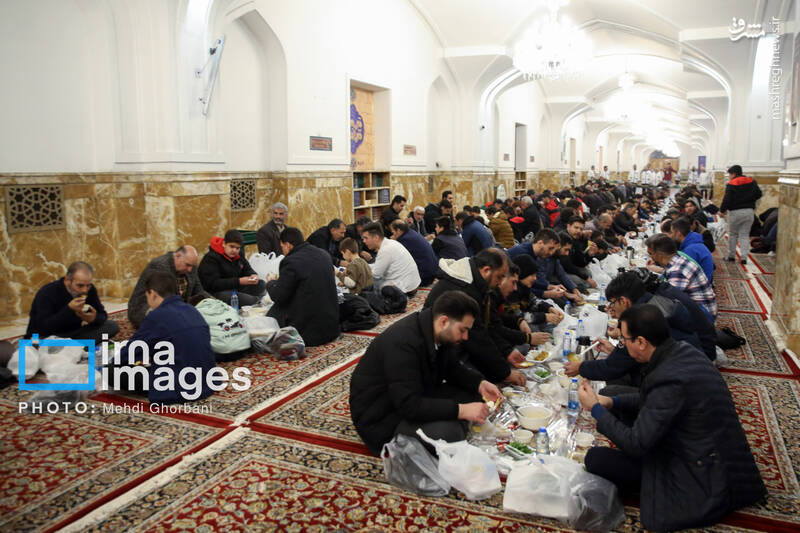 عکس/مراسم افطاری در حرم امام رضا (ع)