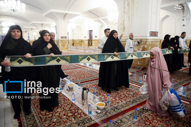 عکس/مراسم افطاری در حرم امام رضا (ع)