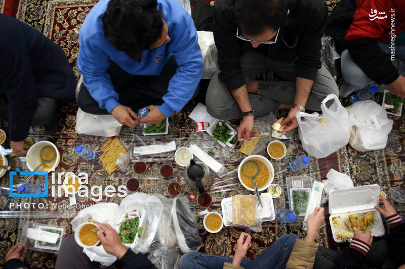 عکس/مراسم افطاری در حرم امام رضا (ع)