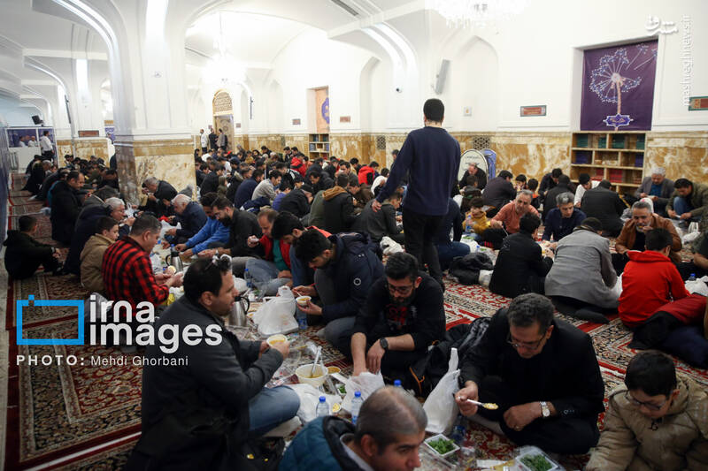 عکس/مراسم افطاری در حرم امام رضا (ع)