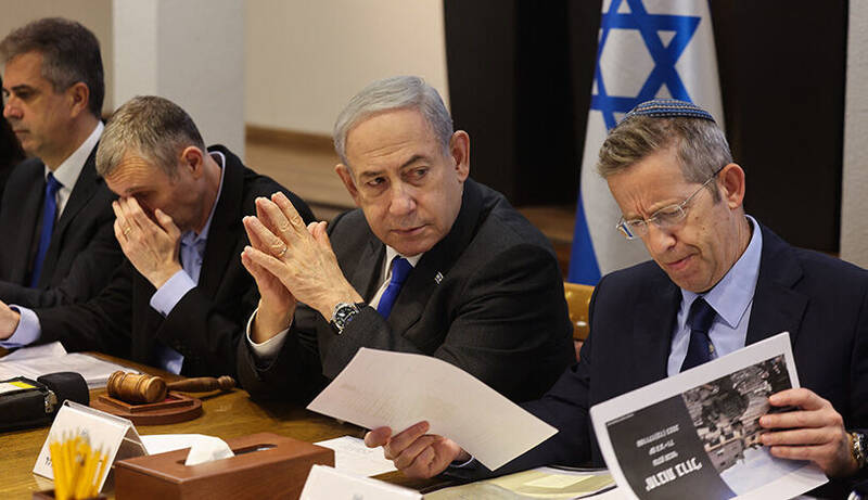 کشتار بیرحمانه صهیونیستها در غزه؛ مدرسهای پر از کودکان به خون آغشته شد/ شکست سیاسی نتانیاهو؛ مذاکرات پنهان حماس و آمریکا فاش شد/ پایان جنگ نزدیک است؟ توافق گسترده بین حماس و آمریکا در آستانه امضاء