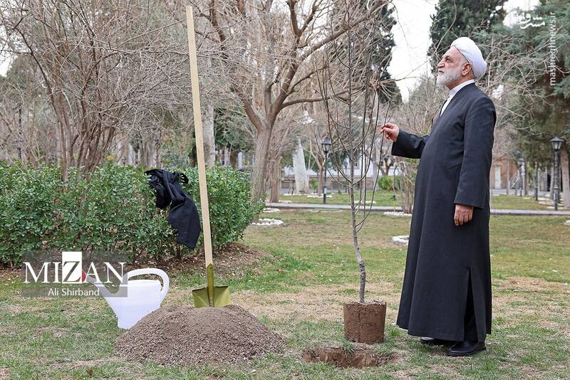 عکس/ محسنی اژهای یک اصله نهال کاشت عکس/ محسنی اژهای یک اصله نهال کاشت
