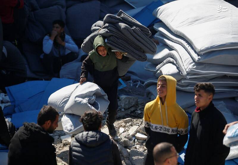 عکس/ دریافت کمکهای "آنروا" توسط اهالی اردوگاه جبالیا