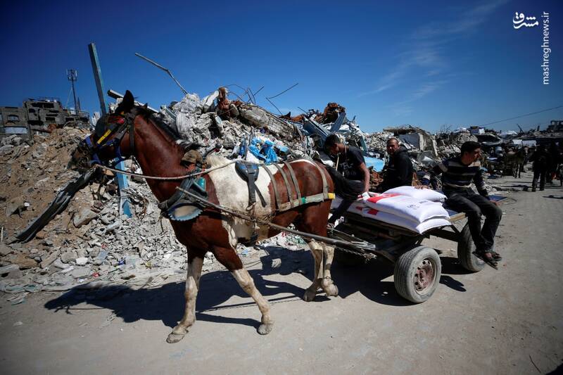 عکس/ دریافت کمکهای "آنروا" توسط اهالی اردوگاه جبالیا