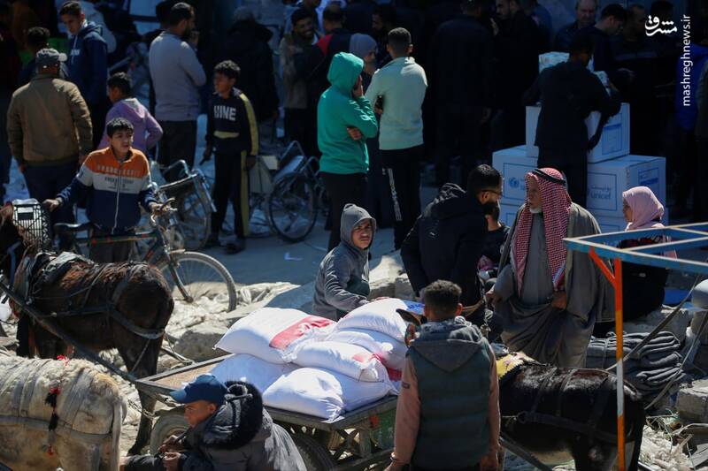 عکس/ دریافت کمکهای "آنروا" توسط اهالی اردوگاه جبالیا