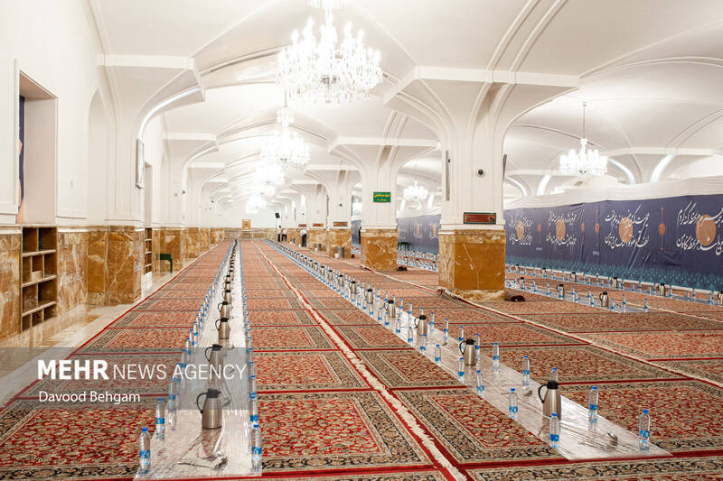 افطاری ساده در حرم امام رضا (ع)