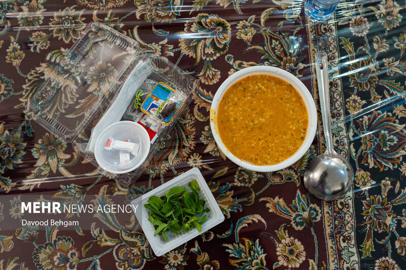 افطاری ساده در حرم امام رضا (ع)