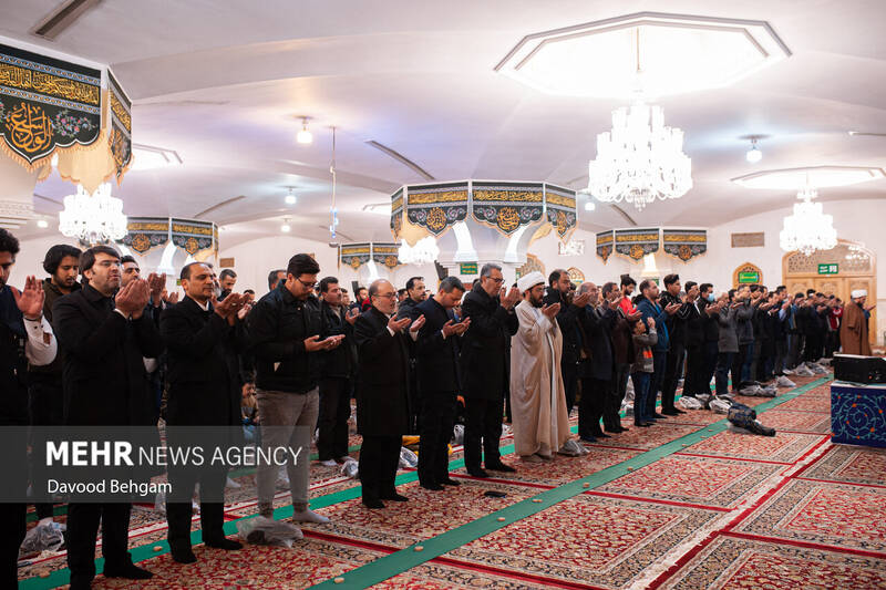 افطاری ساده در حرم امام رضا (ع)