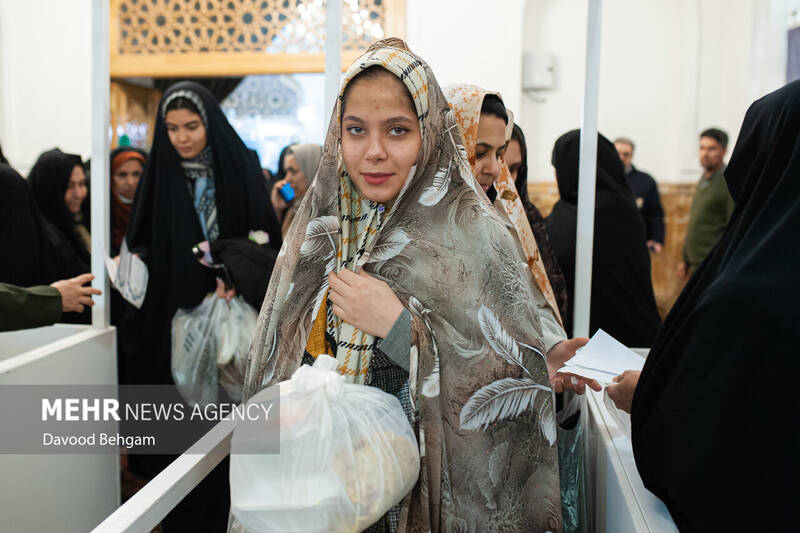 افطاری ساده در حرم امام رضا (ع)