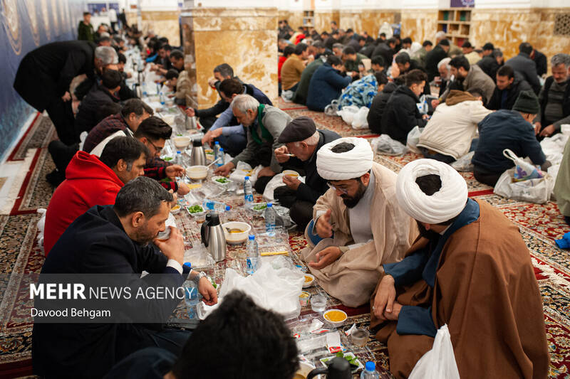 افطاری ساده در حرم امام رضا (ع)
