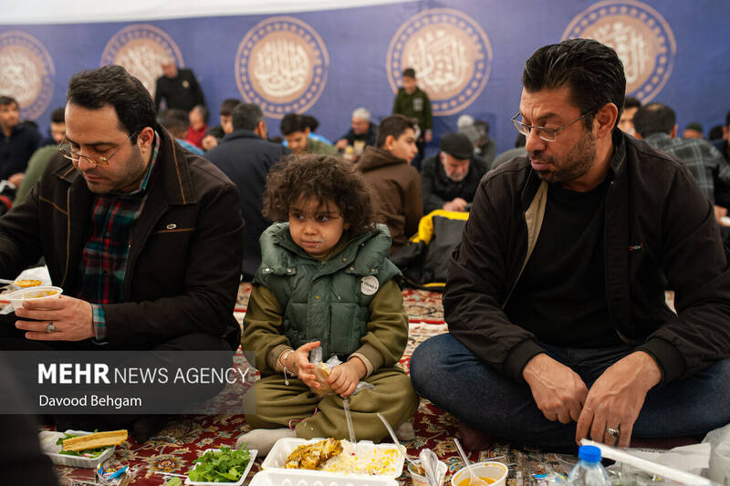 افطاری ساده در حرم امام رضا (ع)