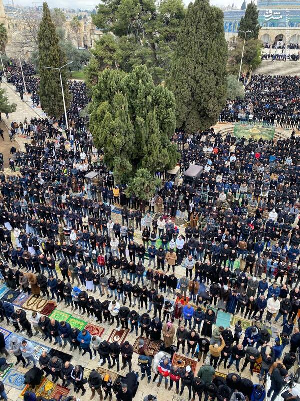 عکس/ حضور ۹۰ هزار نفر در اولین نماز جمعه مسجد الاقصی در رمضان