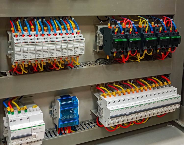 نگهداری تابلو برق استخر؛ راهی به ایمنی و عمر بیشتر تجهیزات