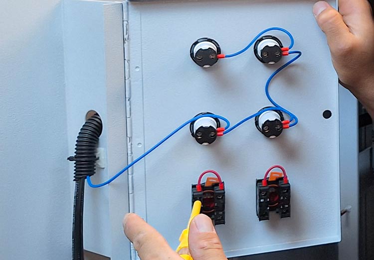 نگهداری تابلو برق استخر؛ راهی به ایمنی و عمر بیشتر تجهیزات