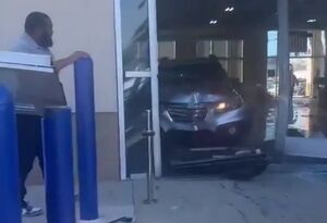 ورود حادثه‌بار خودرو به نمایندگی خودرو در لس‌آنجلس