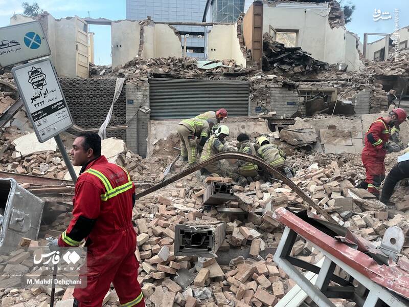 عملیات آواربرداری ساختمان خیابان طالقانی ادامه دارد؛ حضور سگهای زندهیاب در محل