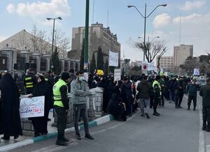 گزارش یک درگیری سیاسی در اطراف ساختمان مجلس! / پشت پرده انتقام‌گیری‌های سیاسی به بهانه لایحه حجاب در بهارستان+ فیلم و عکس