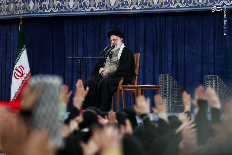 مذاکره با دولت فعلی آمریکا گره تحریمها را کورتر میکند/ علت مشکلات اقتصادی بیشتر از تحریمها، بیتوجهیهای خودمان است/ وظیفه جوان دانشجو، تولید محتوا و فکر و تحلیل عمیق است/ پاسخ به حرکت غلط آمریکا، حتمی و قاطع خواهد بود