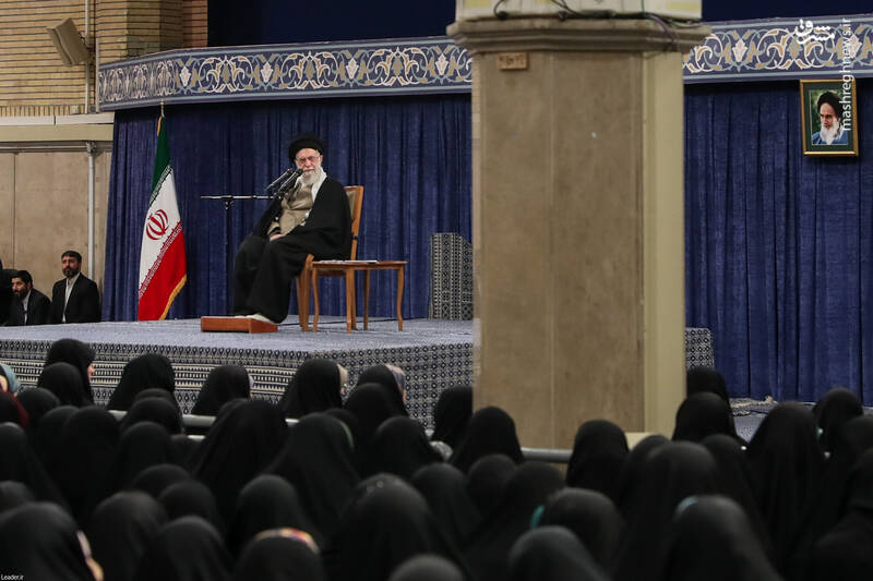 مذاکره با دولت فعلی آمریکا گره تحریمها را کورتر میکند/ علت مشکلات اقتصادی بیشتر از تحریمها، بیتوجهیهای خودمان است/ وظیفه جوان دانشجو، تولید محتوا و فکر و تحلیل عمیق است/ پاسخ به حرکت غلط آمریکا، حتمی و قاطع خواهد بود