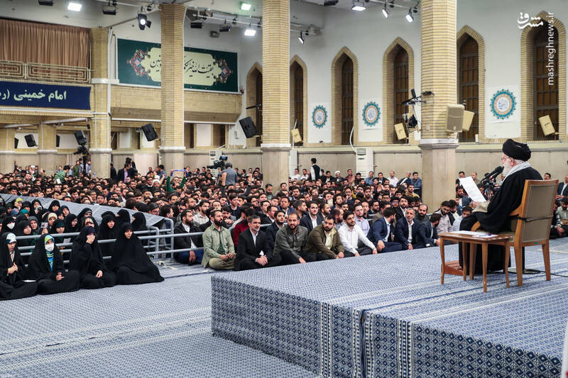 مذاکره با دولت فعلی آمریکا گره تحریمها را کورتر میکند/ علت مشکلات اقتصادی بیشتر از تحریمها، بیتوجهیهای خودمان است/ وظیفه جوان دانشجو، تولید محتوا و فکر و تحلیل عمیق است/ پاسخ به حرکت غلط آمریکا، حتمی و قاطع خواهد بود