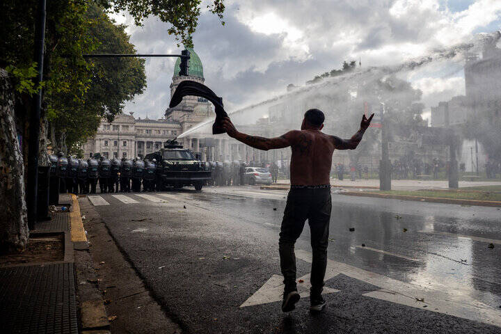 سرکوب اعتراضات بازنشستگان آرژانتینی با گاز اشکآور و گلوله! + فیلم