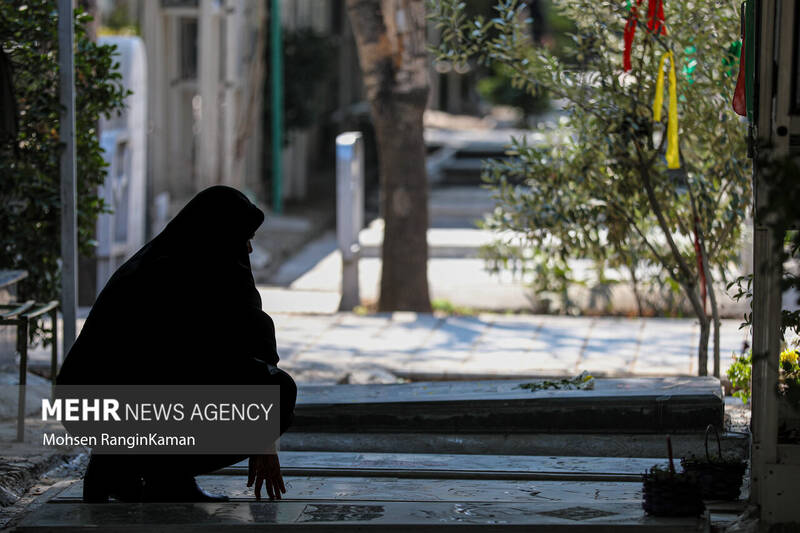 زیارت قبور شهدا در آخرین پنجشنبه سال