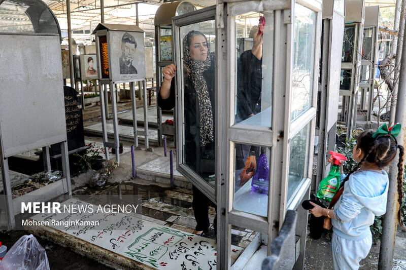 زیارت قبور شهدا در آخرین پنجشنبه سال