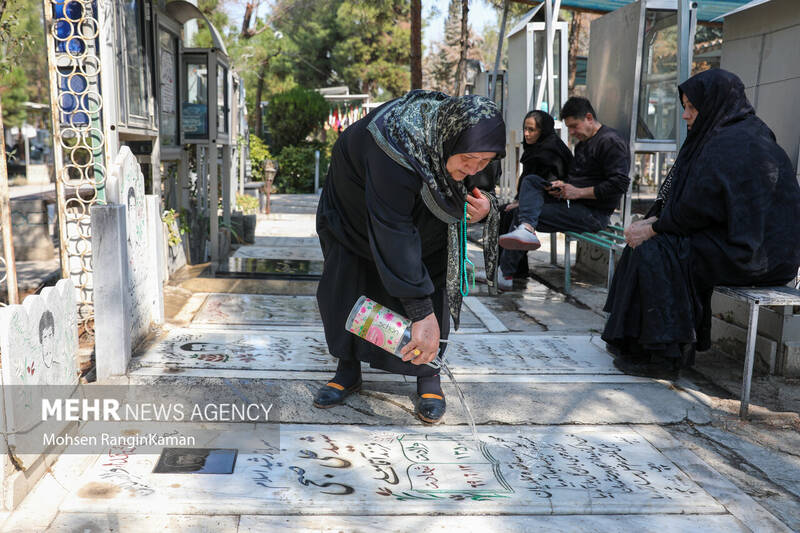 زیارت قبور شهدا در آخرین پنجشنبه سال