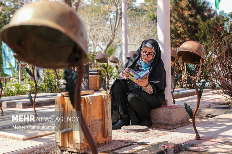 زیارت قبور شهدا در آخرین پنجشنبه سال