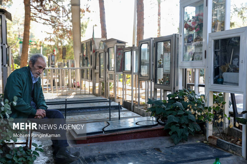 زیارت قبور شهدا در آخرین پنجشنبه سال