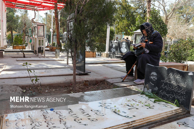 زیارت قبور شهدا در آخرین پنجشنبه سال