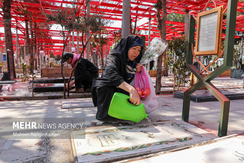 زیارت قبور شهدا در آخرین پنجشنبه سال