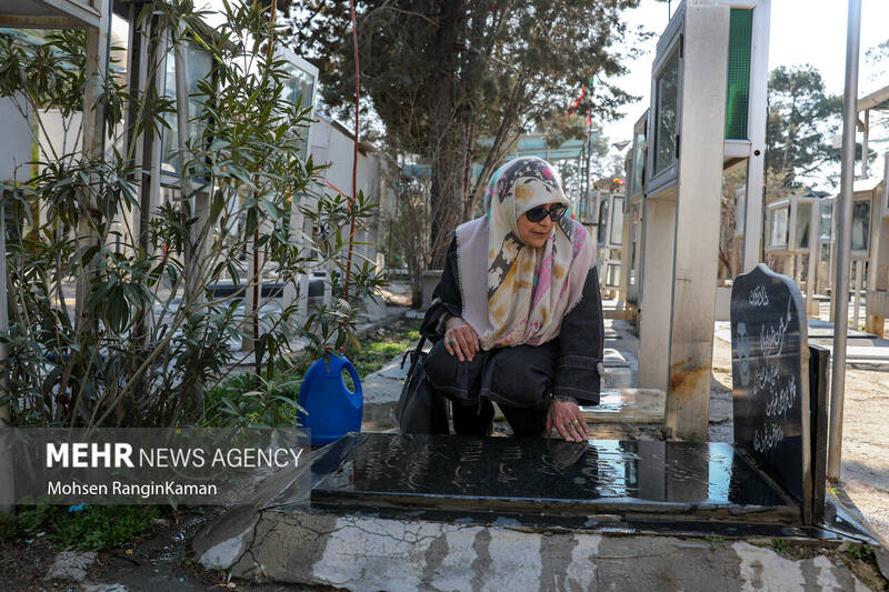 زیارت قبور شهدا در آخرین پنجشنبه سال
